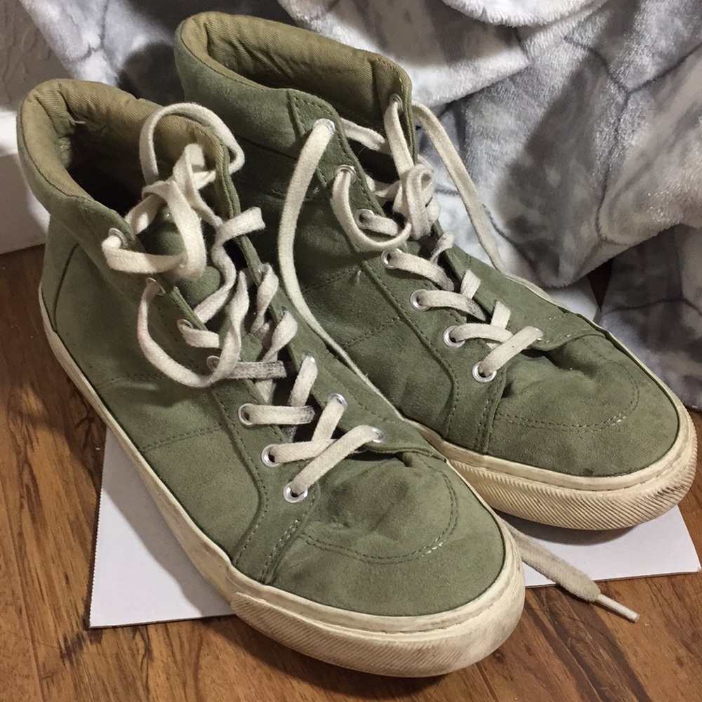 High top gym shoes